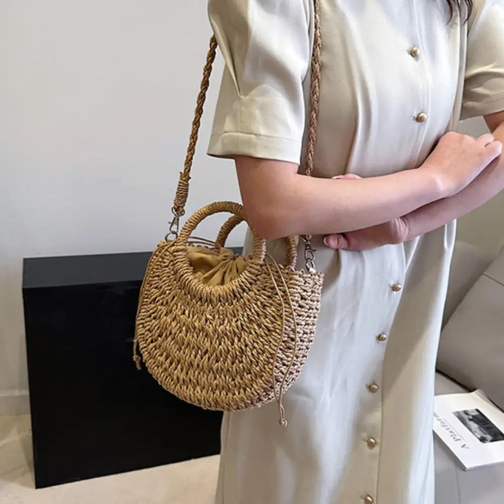 Sac demi lune en paille stylé avec un seau tressé, parfait pour l’été