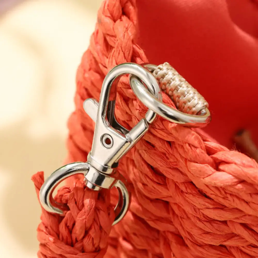 Sac demi lune en paille orange avec métal clasp, parfait pour un look été