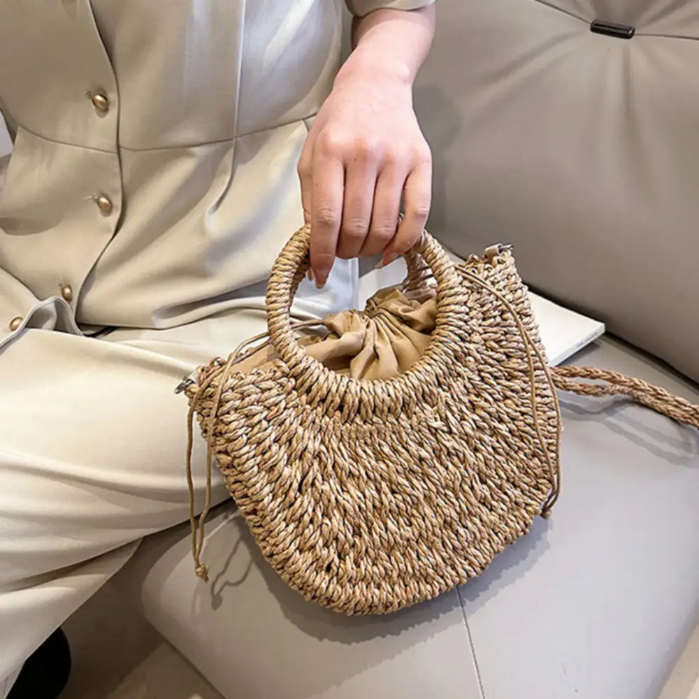 Sac demi lune en paille avec fermeture à cordon pour un style bohème naturel