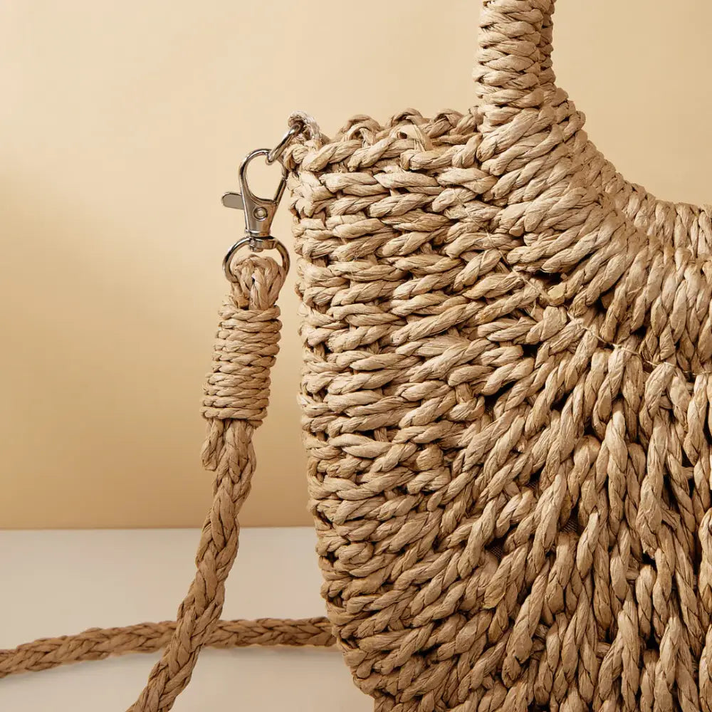 Sac demi lune en paille avec poignée tressée, parfait pour un look bohème