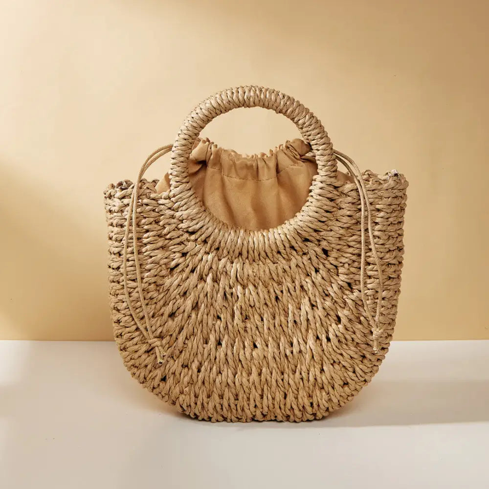 Sac demi lune en paille avec poignées rondes, parfait pour un look chic et naturel