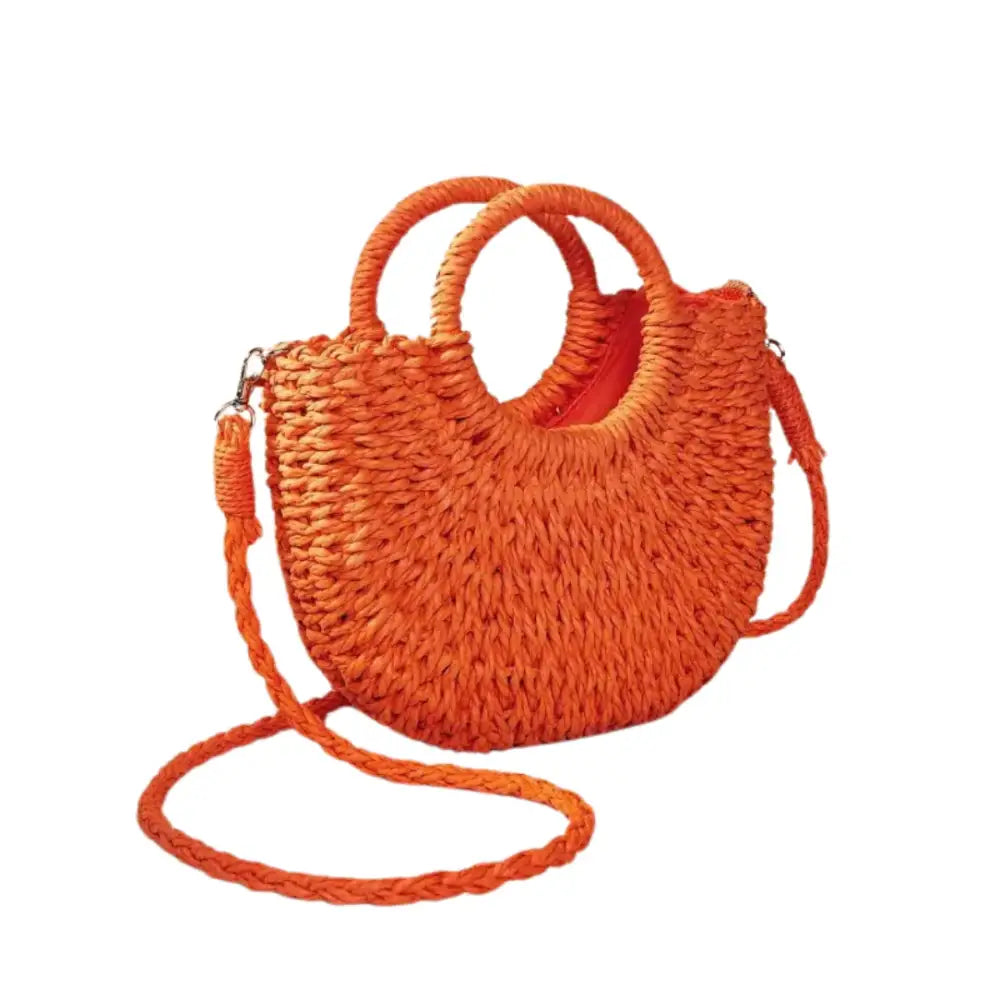 Sac demi lune en paille orange avec bandoulière, parfait pour un look chic
