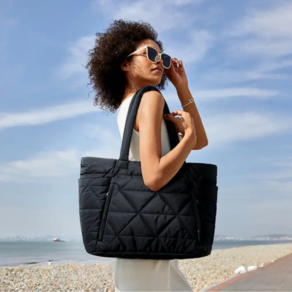 Sac fourre tout chic Classroomy en tissu noir matelassé pour un look élégant