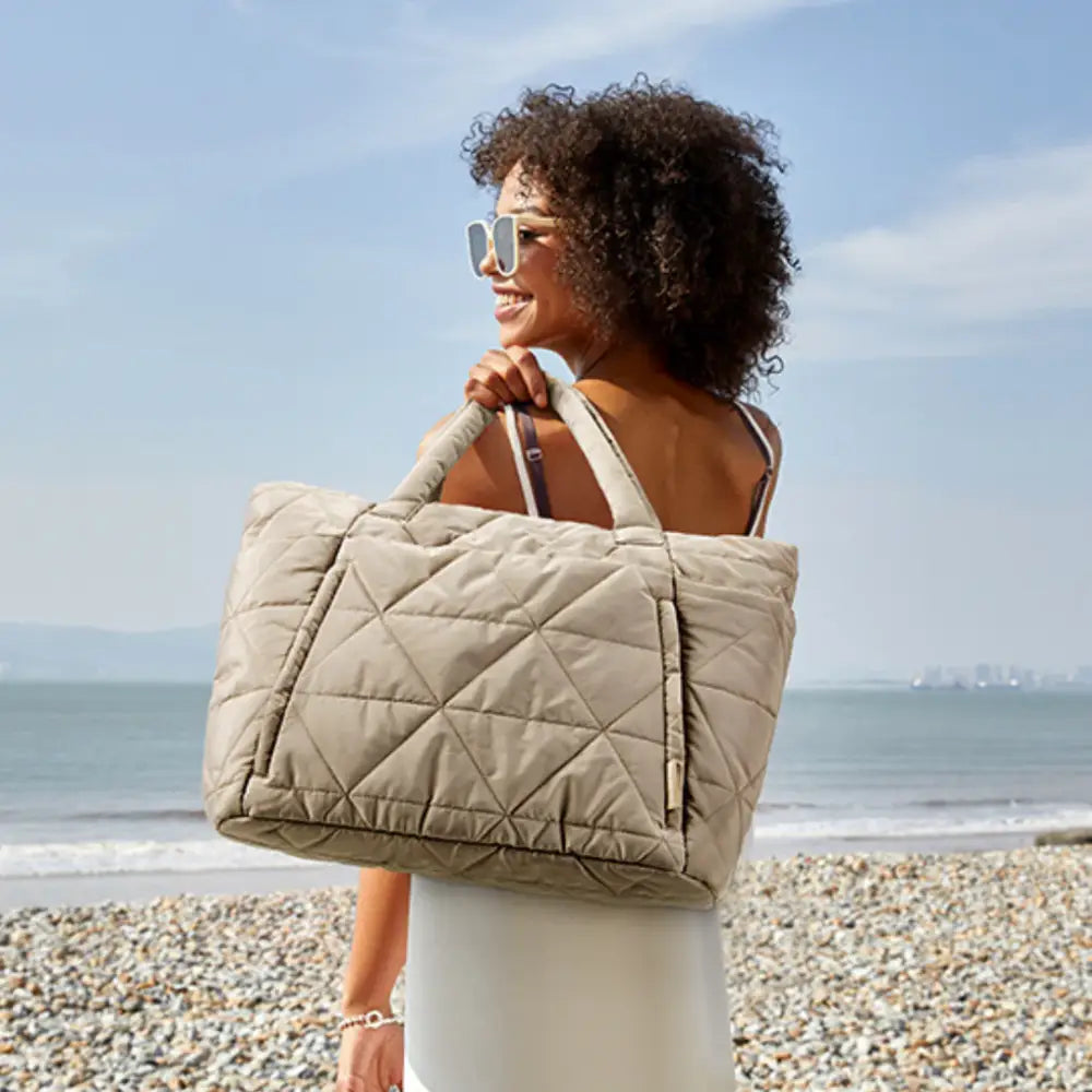 Sac fourre tout chic Classroomy en tissu beige matelassé pour un style élégant