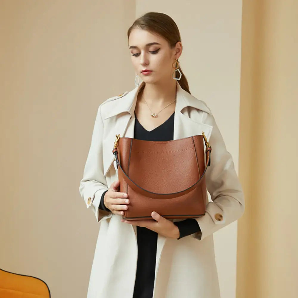 Sac fourre-tout cuir marron avec bandoulière pour un style élégant et pratique
