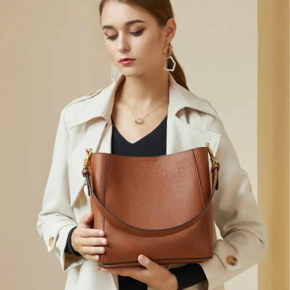 Sac fourre-tout en cuir marron avec bandoulière pour un style élégant et pratique