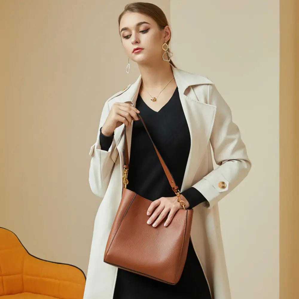 Sac fourre-tout en cuir marron avec bandoulière pour un look élégant et pratique