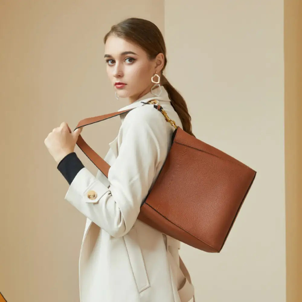 Sac fourre-tout en cuir marron pour un look élégant et pratique