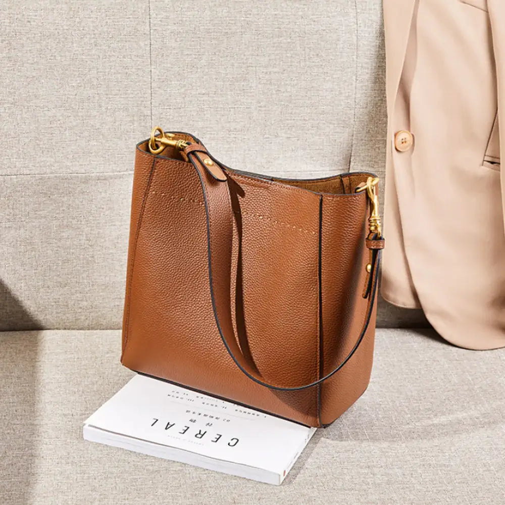 Sac fourre-tout cuir sophistiqué avec élégante bandoulière en cuir marron