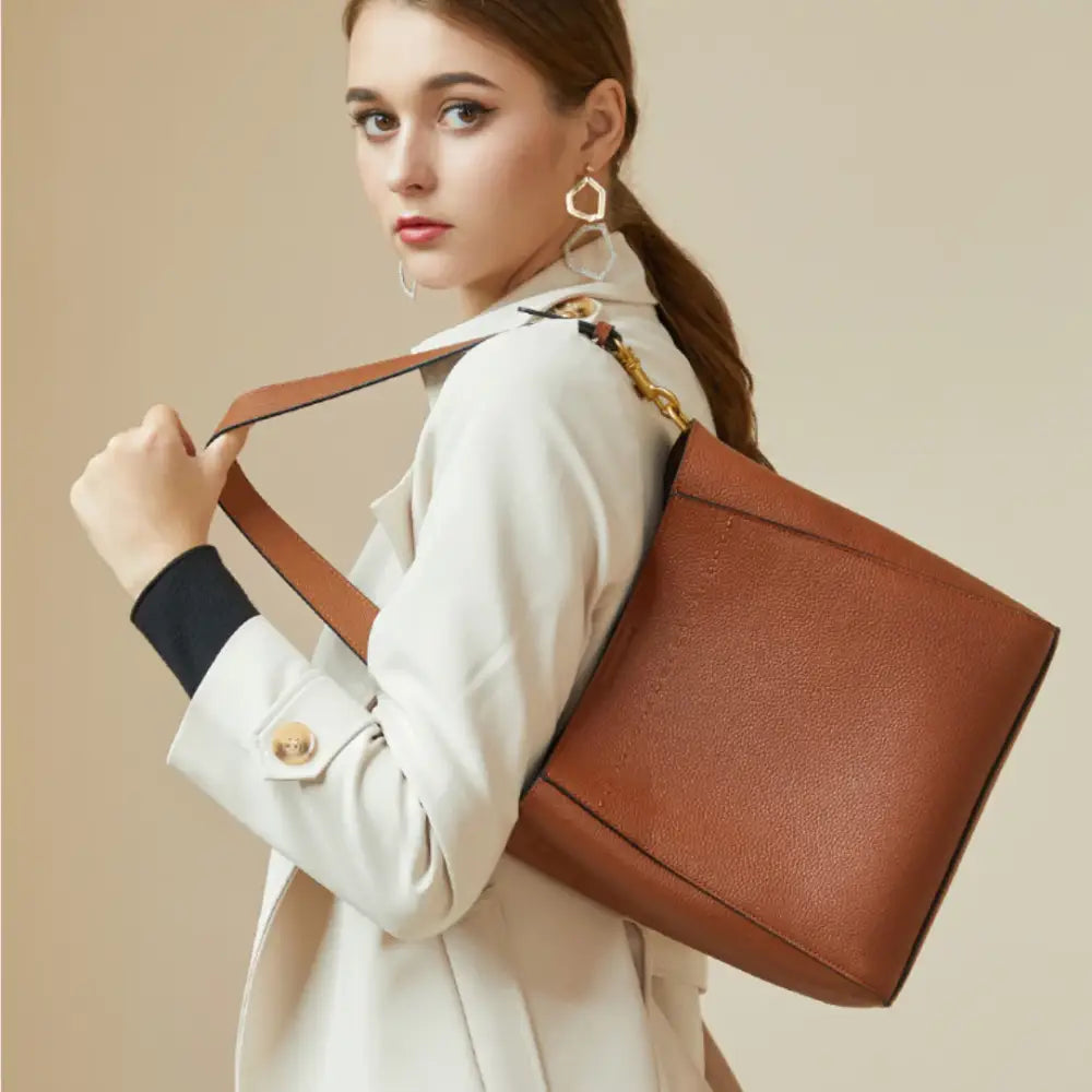 Sac fourre-tout en cuir marron avec bandoulière pour un style élégant et pratique