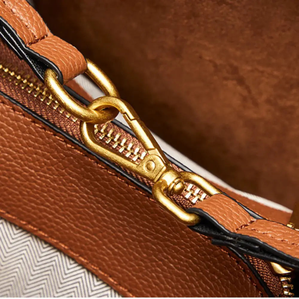 Alt text pour sac fourre-tout cuir Nova avec hardware en cuir marron robuste