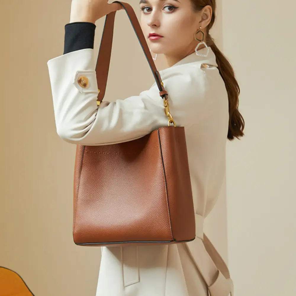 Sac fourre-tout cuir brun avec bandoulière pour un look élégant et pratique