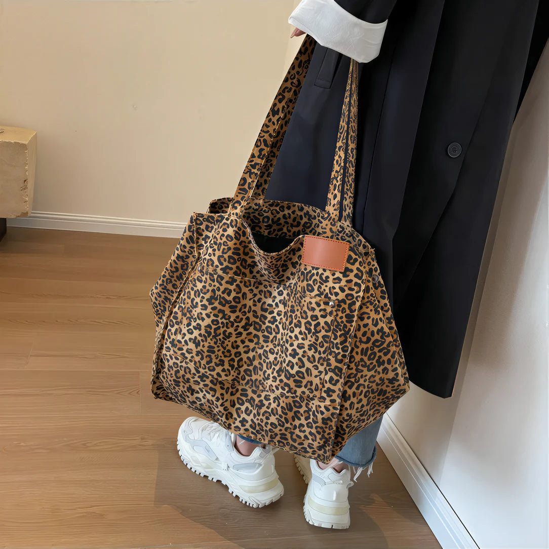 Sac fourre-tout léopard avec motif animal print, idéal pour un style tendance