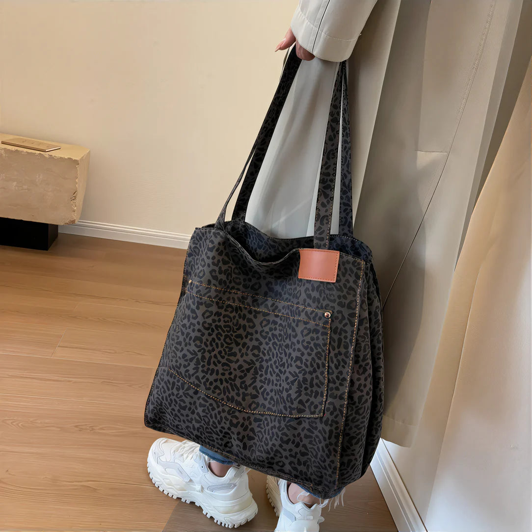 Sac fourre-tout léopard avec accents en cuir pour un style chic et pratique