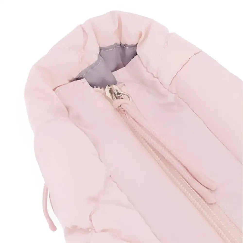 Détail d’une veste matelassée rose sur le sac fourre June, élégant et pratique