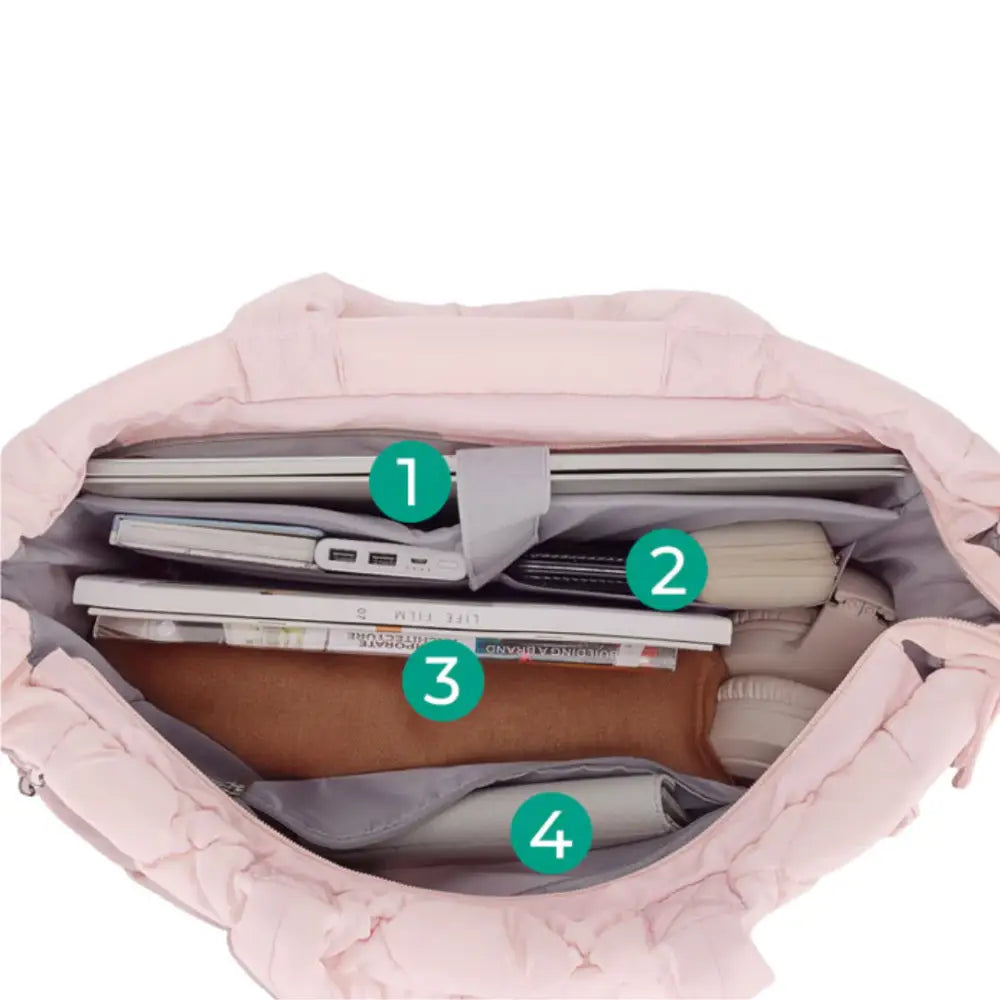 Sac fourre tout matelassée rose ouverte dans le produit June, sac fourre tendance