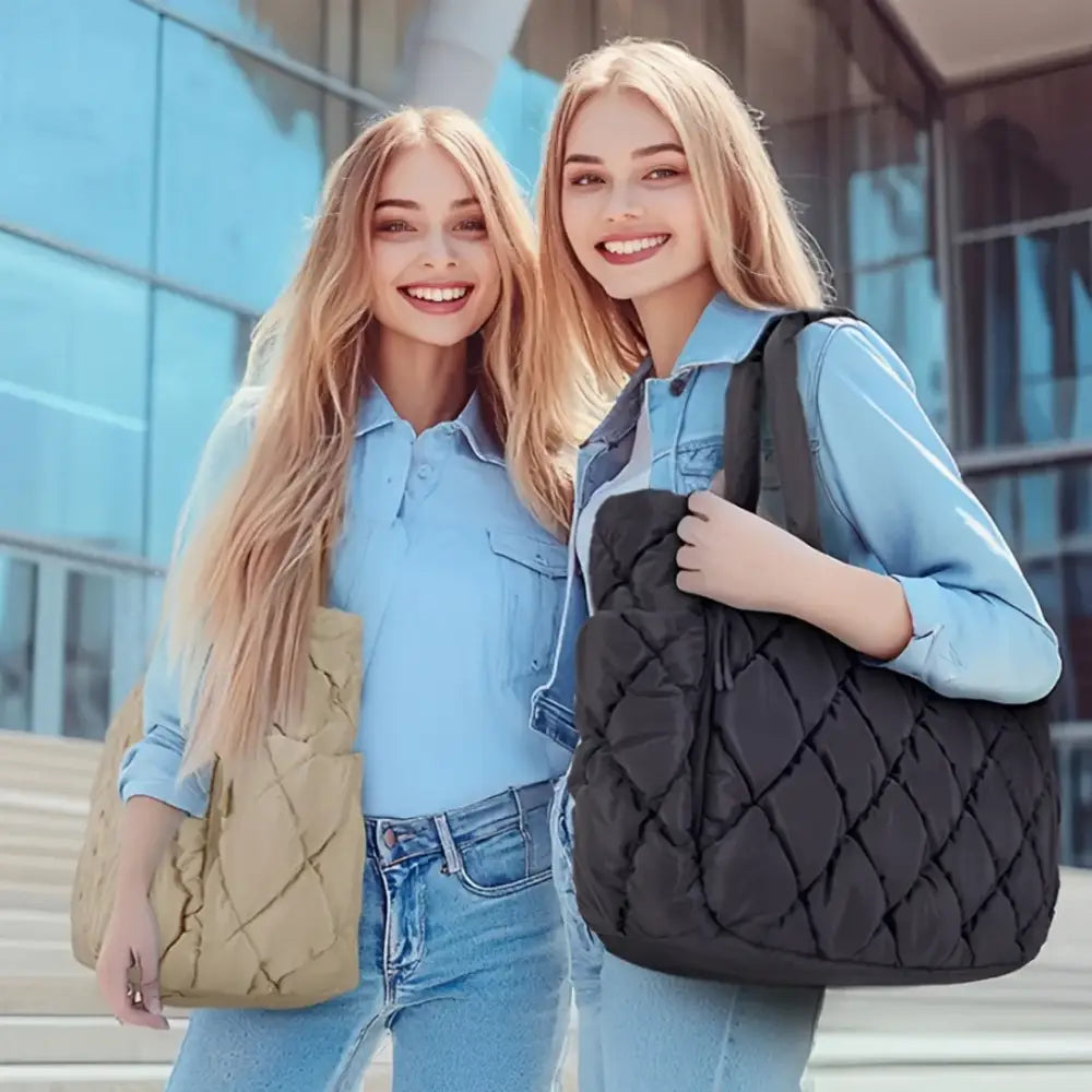 Deux femmes avec des sacs fourre matelassés June, sacs fourre élégants et tendance