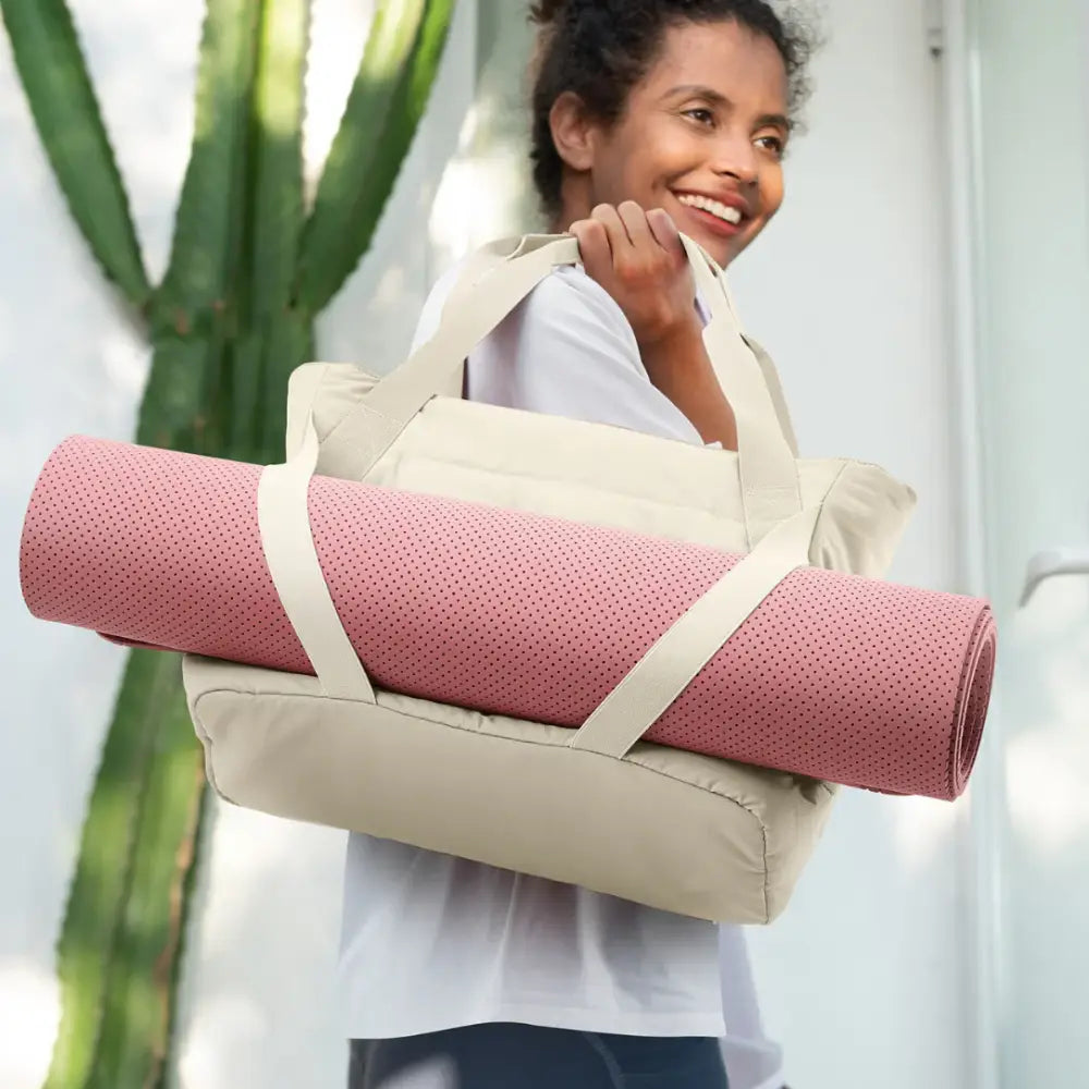 Sac fourre tout multifonction Carmin avec femme portant tapis de yoga en extérieur