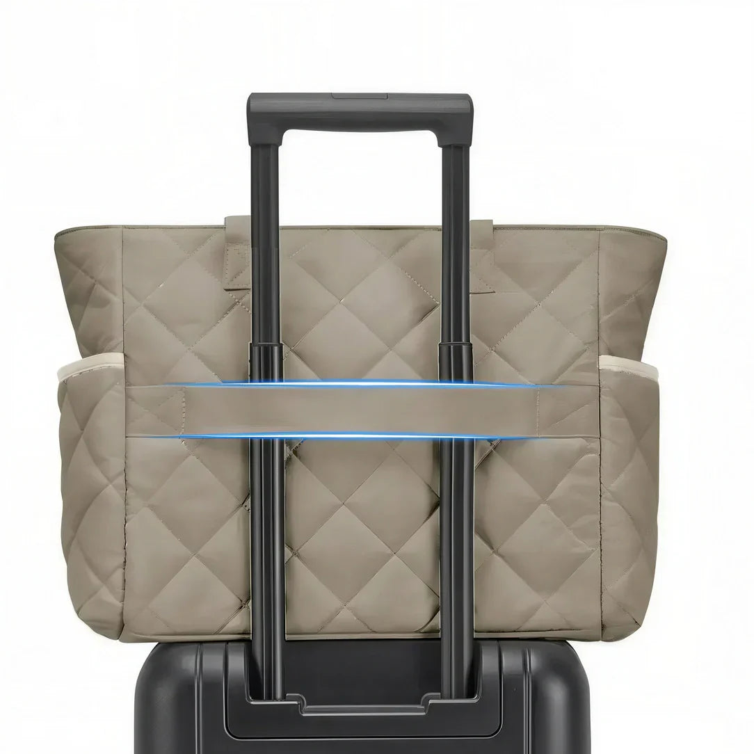 Sac fourre Tilda avec motif quilté sur luggage, idéal pour rythmes scolaires et format spacieux