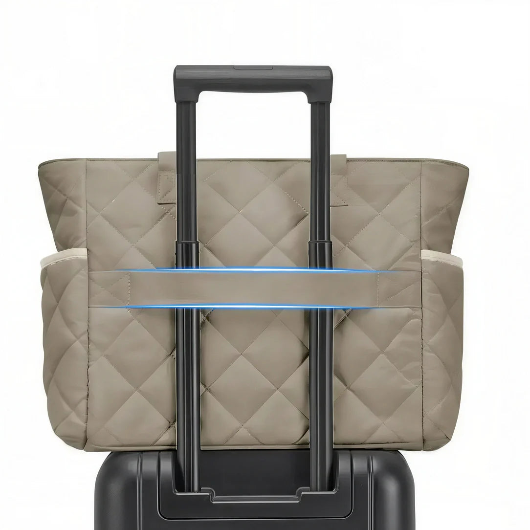 Sac fourre Tilda avec motif quilté sur luggage, idéal pour rythmes scolaires et format spacieux