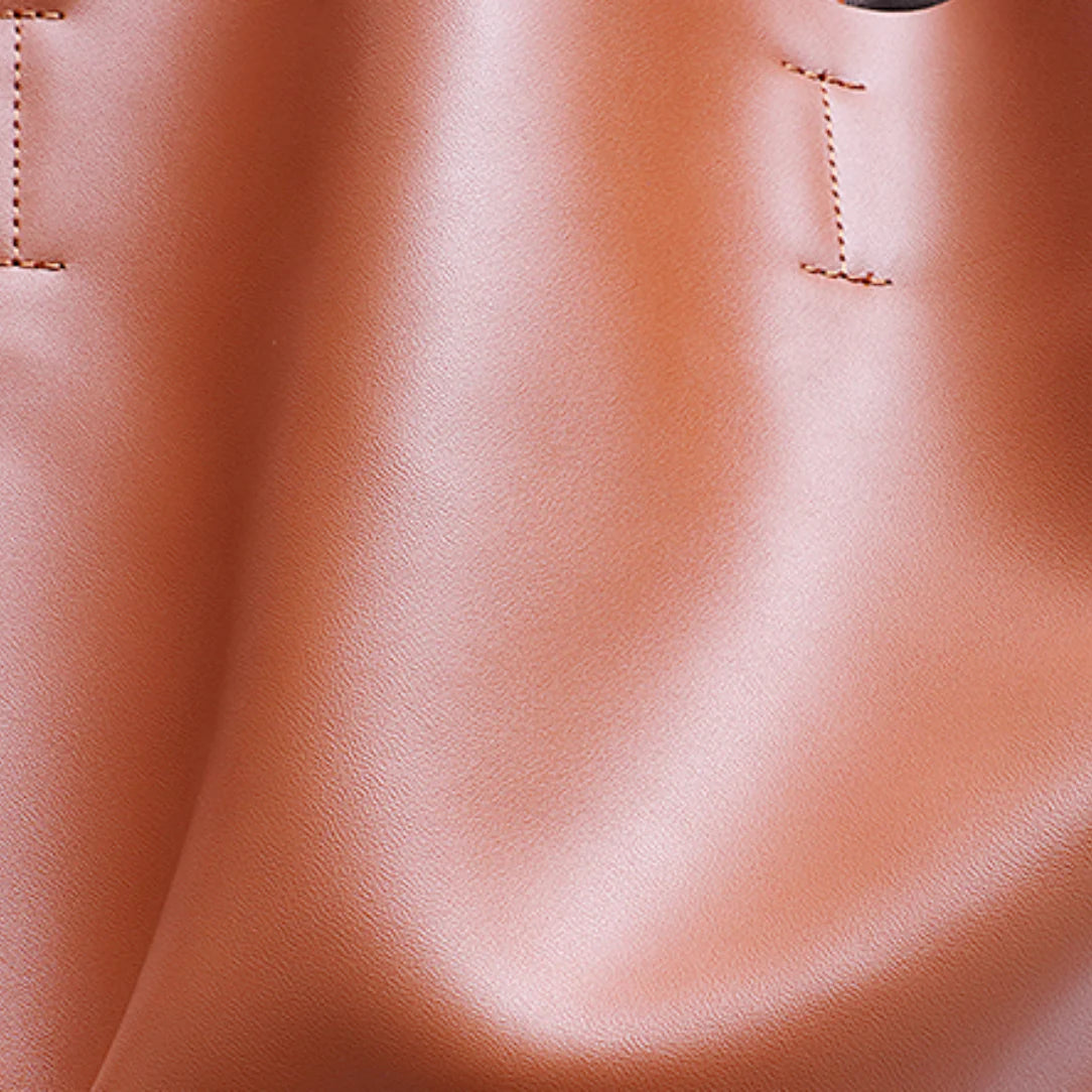 Alt text pour sac fourre Avelor : cuir souple pêche avec œillets cousus élégants