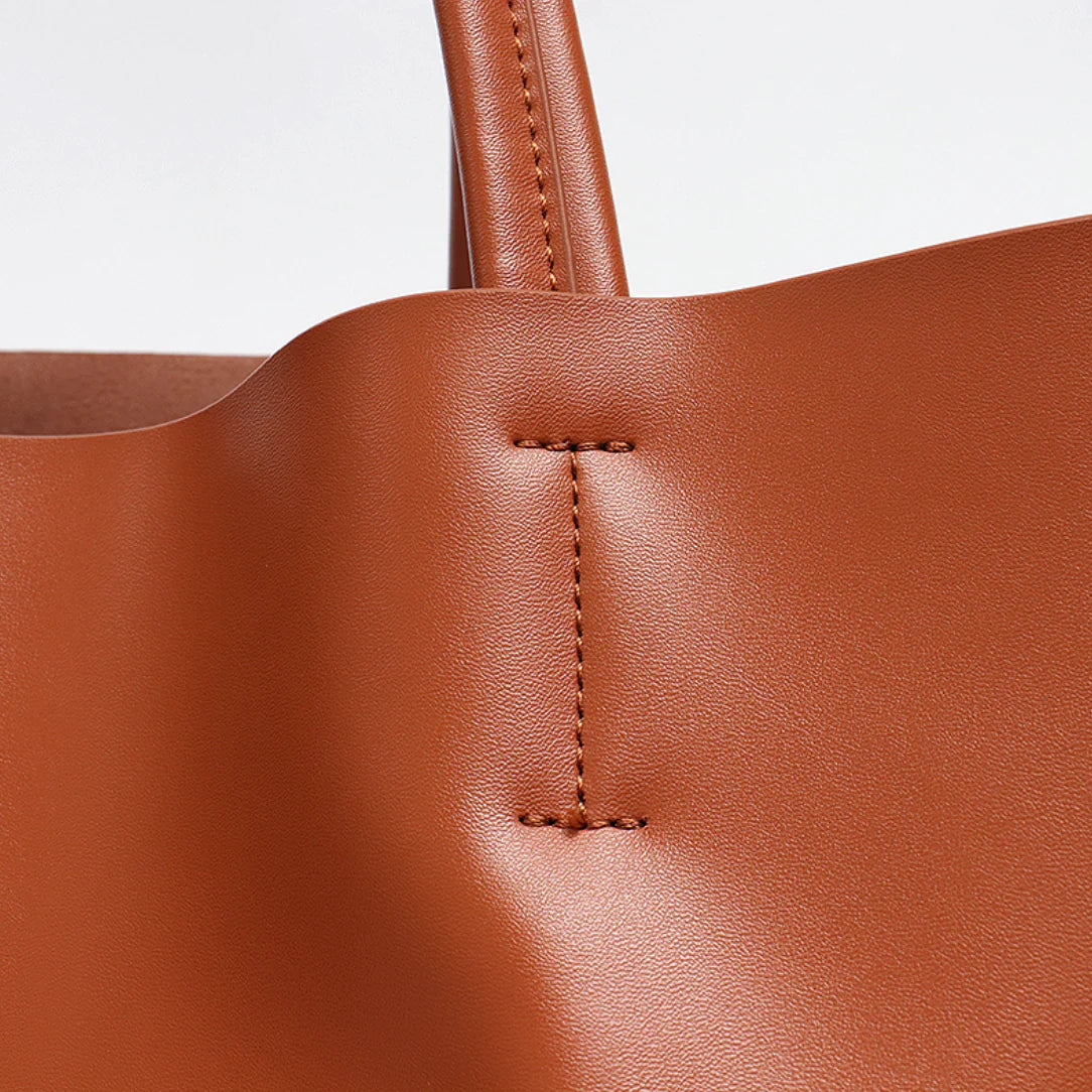 Détail d’un sac fourre en cuir marron pour le sac fourre-tout Avelor