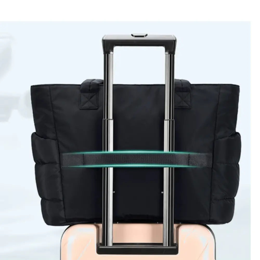 Sac fourre souple Lily avec sacoche noire sur bagage à roulettes pour voyage
