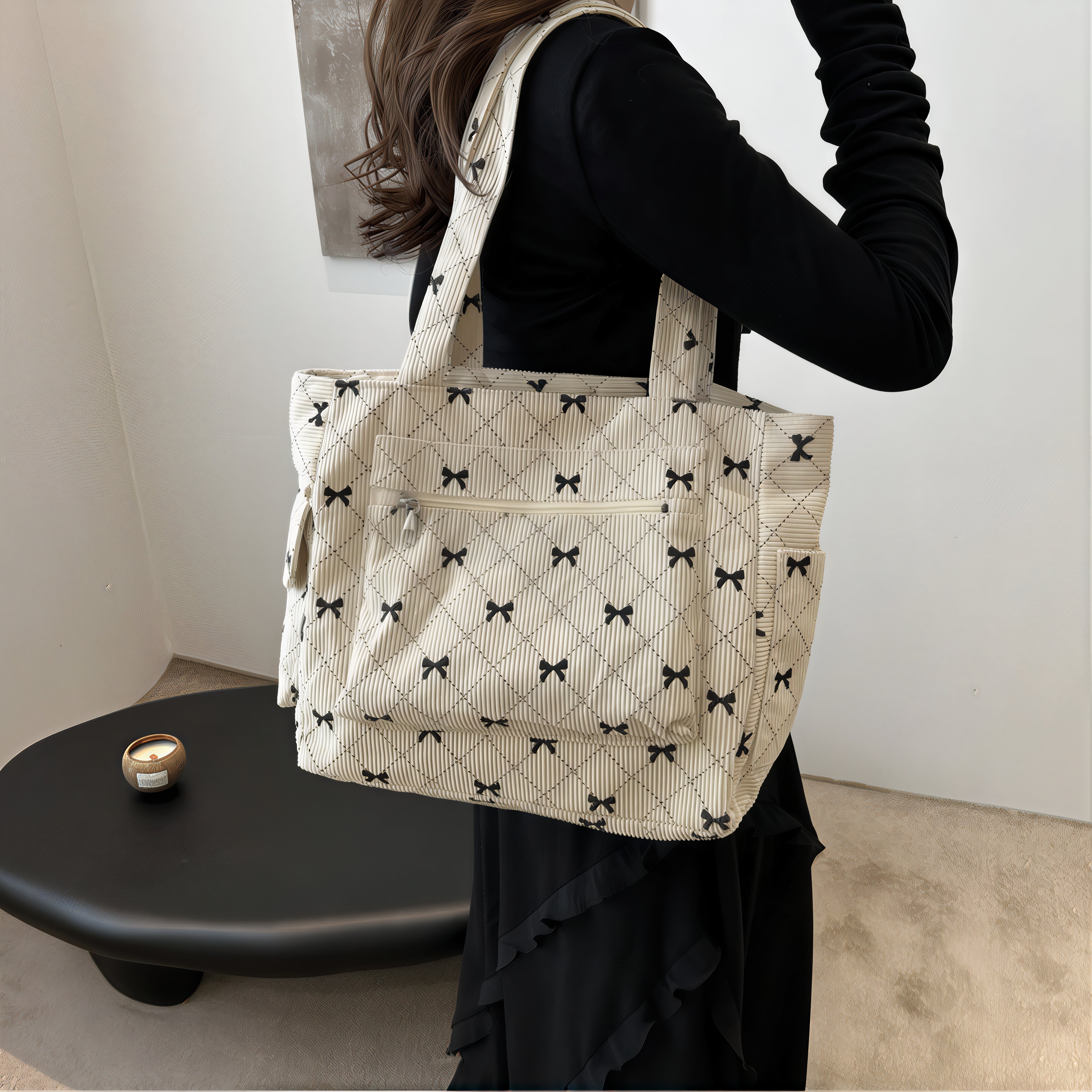 Sac motif nœud papillon en velours côtelé beige avec motif à nœuds papillon
