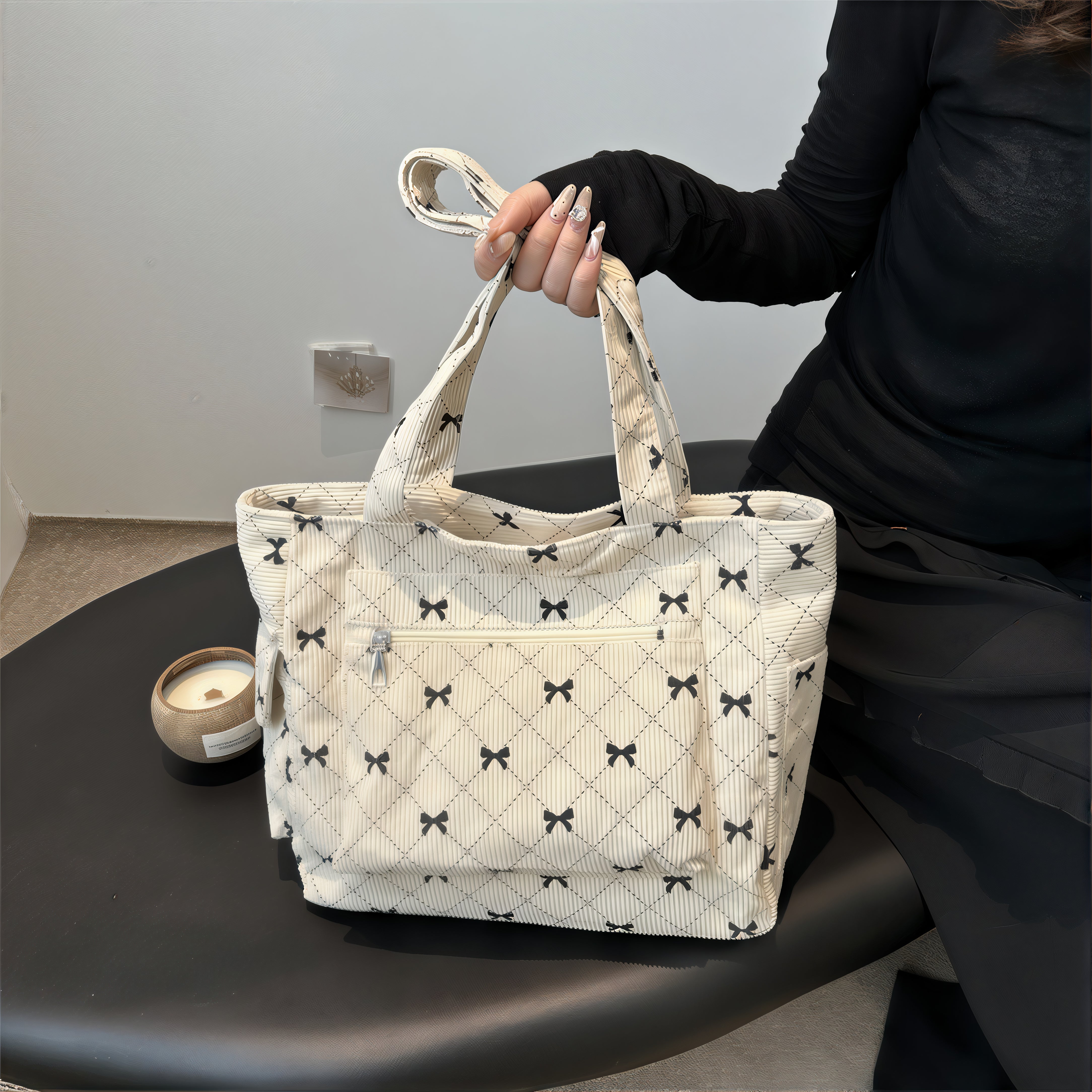 Sac motif nœud papillon en velours côtelé crème avec motif à nœuds papillon noirs