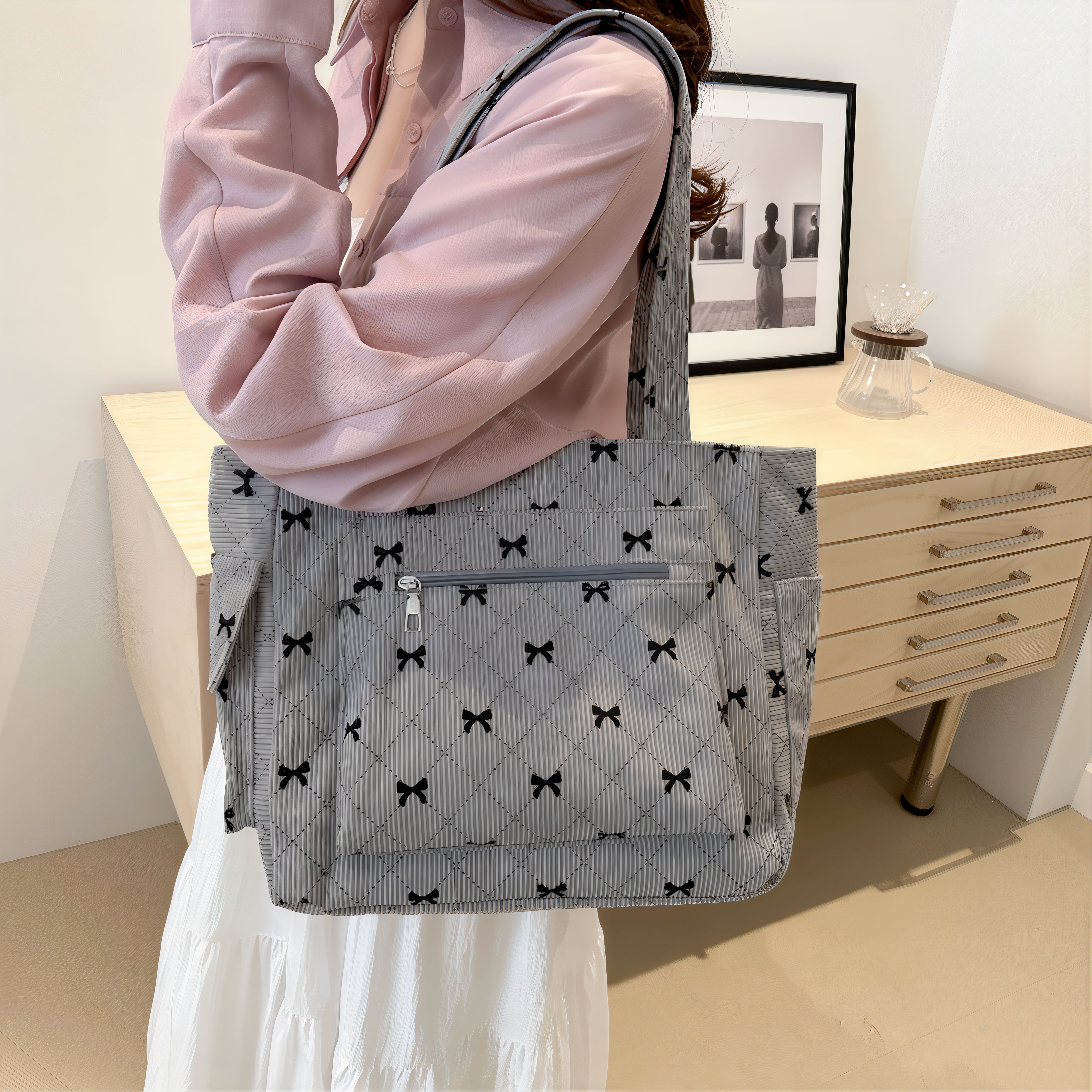 Sac motif nœud papillon en velours côtelé gris avec motif de bowtie noir