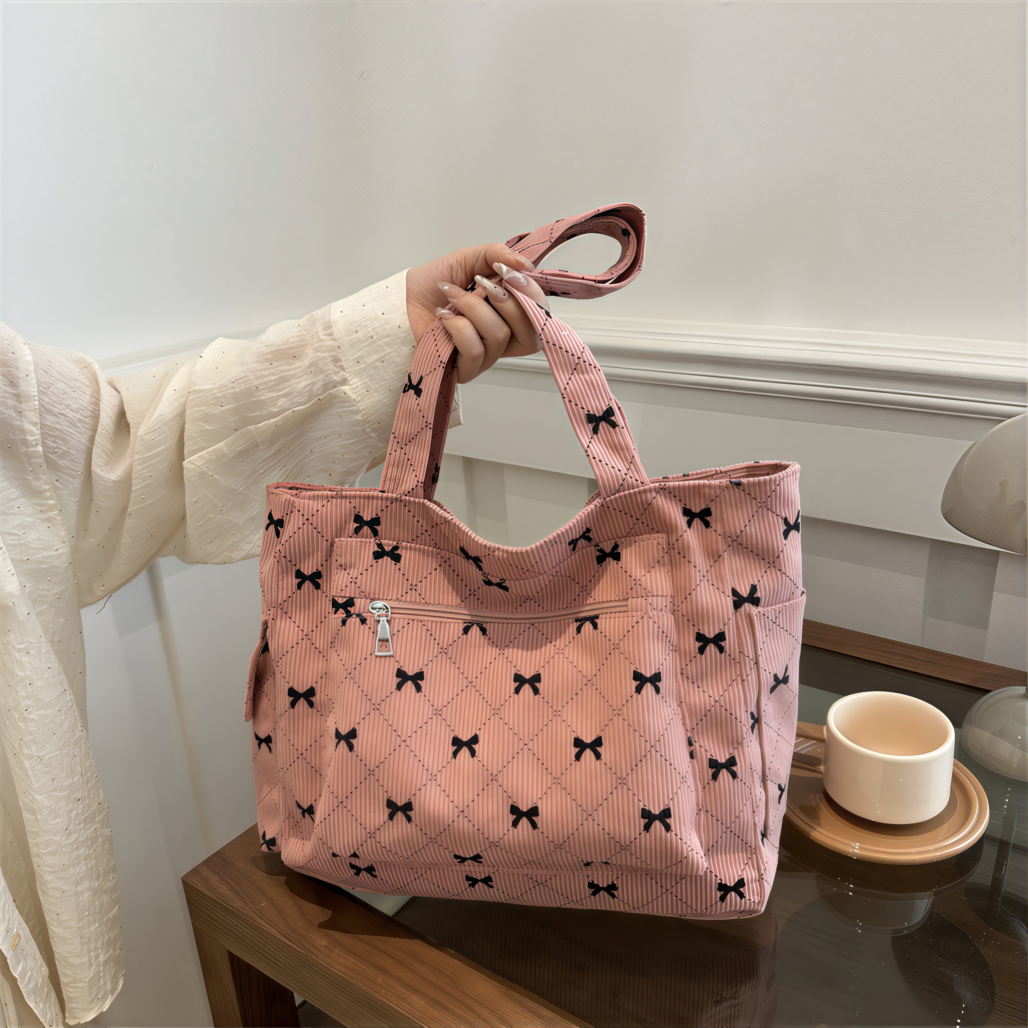 Sac motif nœud papillon en velours côtelé rose avec design à bow, Beline