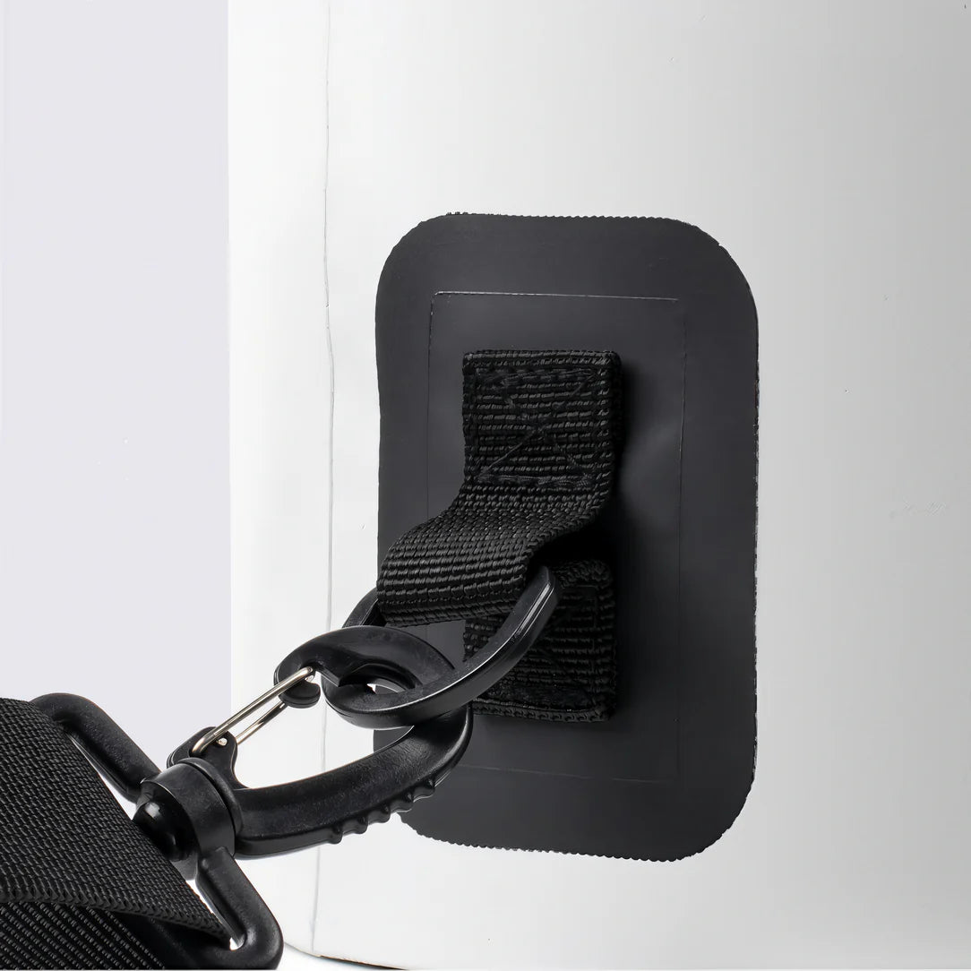 Sangle noire et clip attachés au sac étanche Copozz 15L pour sports nautiques