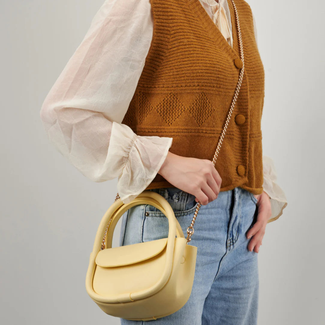 Sac à main jaune en cuir avec chaîne métallique pour un style chic et tendance