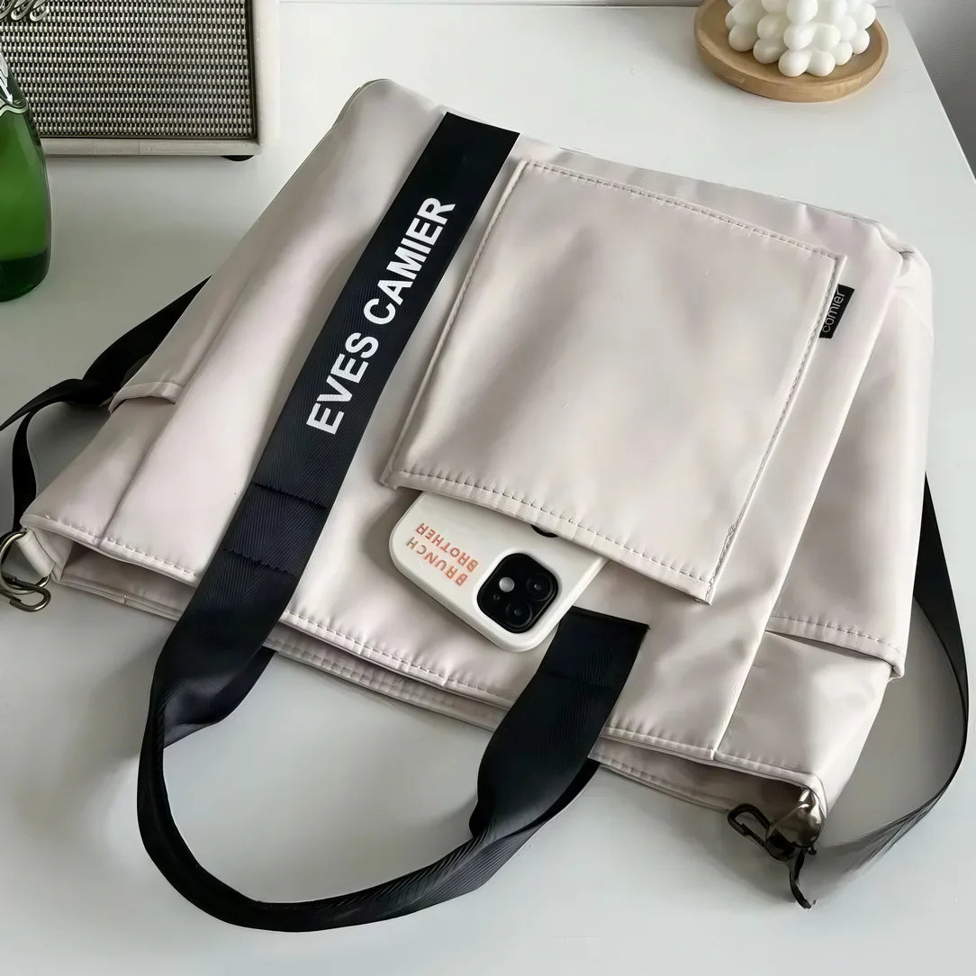 Sac fourre tout beige avec bandoulières noires, parfait pour Femme Le Camier