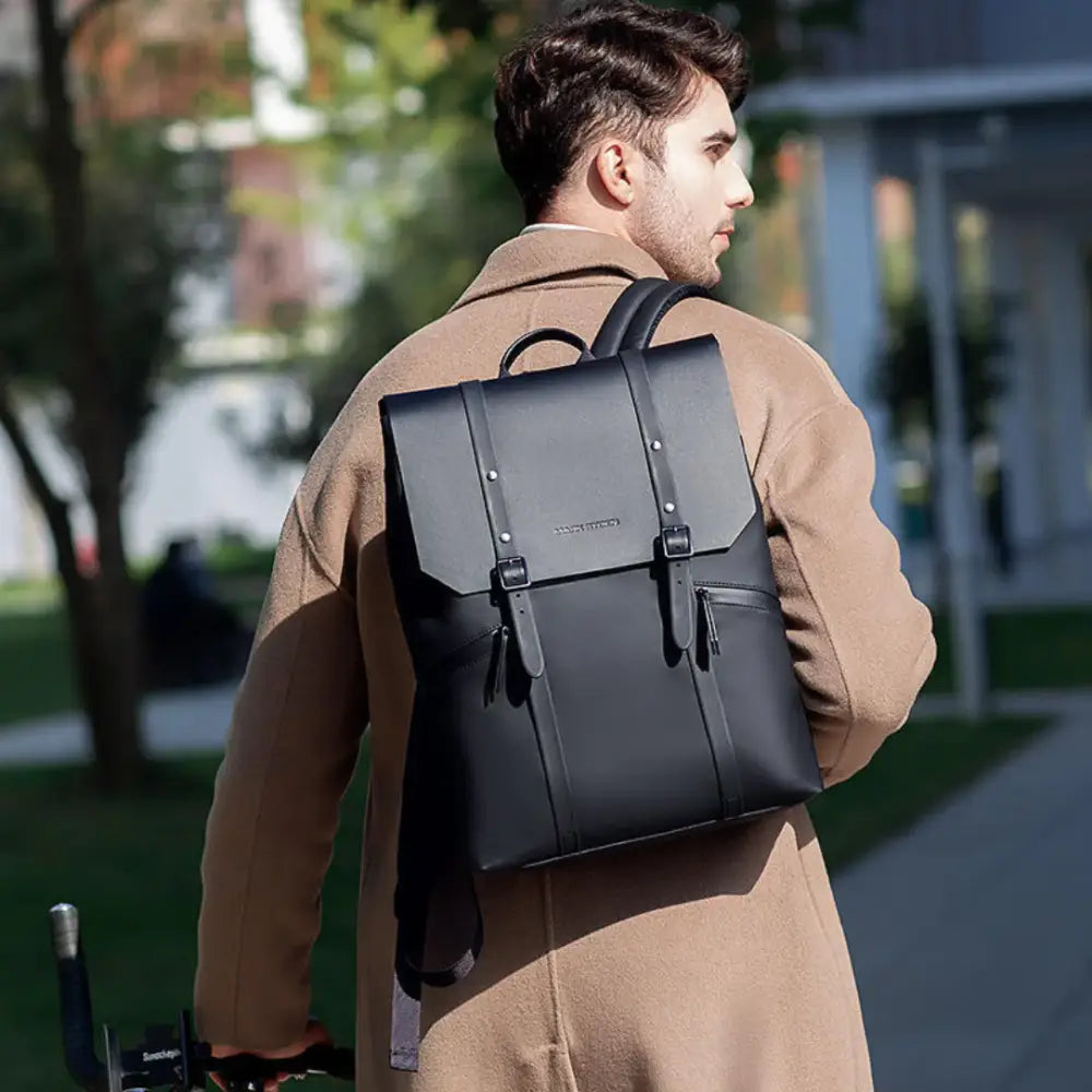 Sac à dos en cuir noir.
