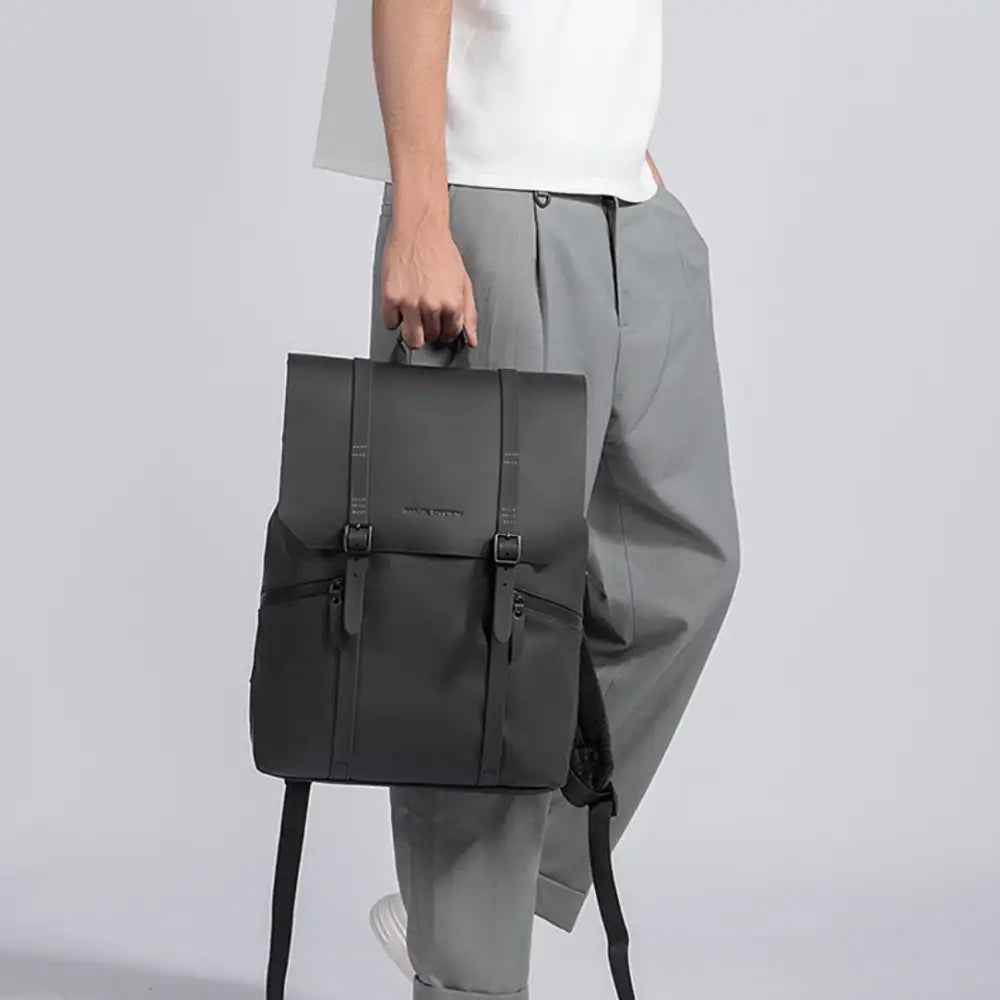 Sac à dos gris avec bretelles à boucle.