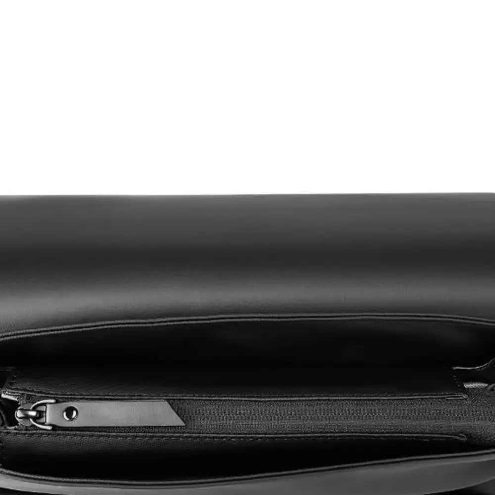 Sac ouvert en cuir noir avec fermeture éclair.