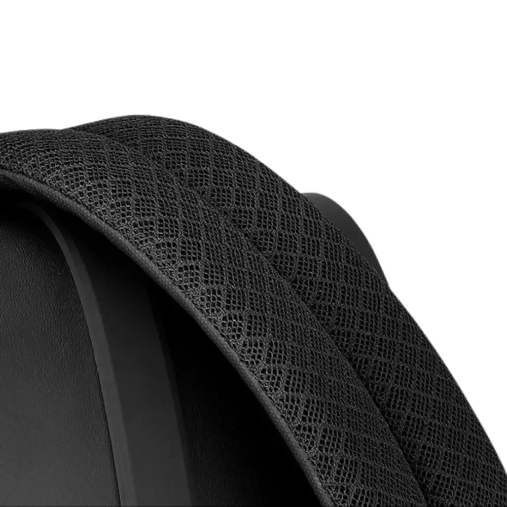 Dossier de chaise recouvert de maille noire.