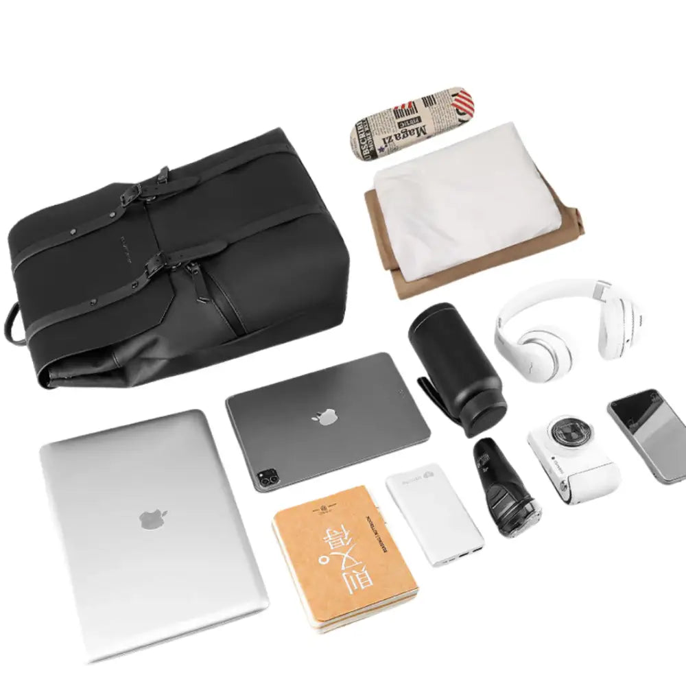 Sac de sport noir avec accessoires.