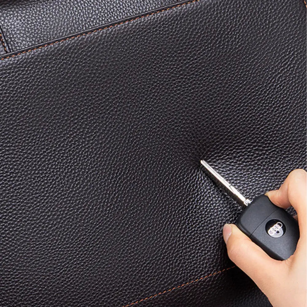 Surface en cuir premium noir texturé du sac à bandoulière Ovyn Grand Sac
