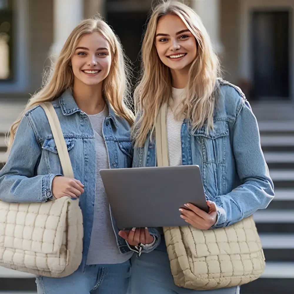 Deux jeunes femmes avec ordinateur portable et sacs matelassés Grand sac à bandoulière femme Volina