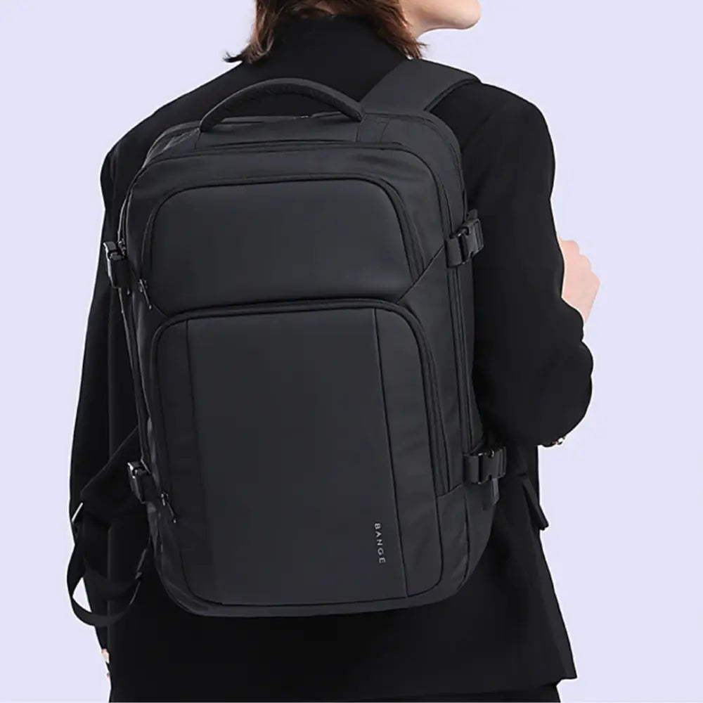 Sac à dos noir à compartiments multiples.