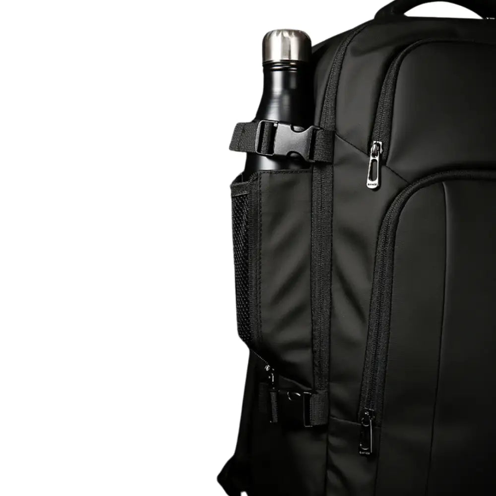 Sac à dos noir avec bouteille d’eau.