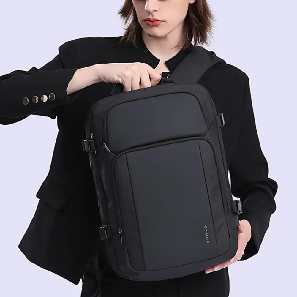 Sac à dos rectangulaire noir.