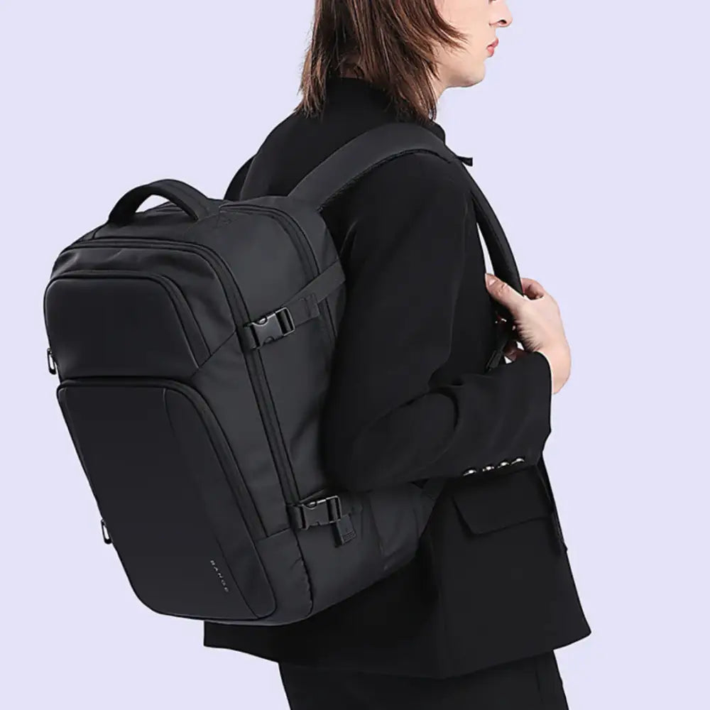 Sac à dos noir avec bretelles réglables.