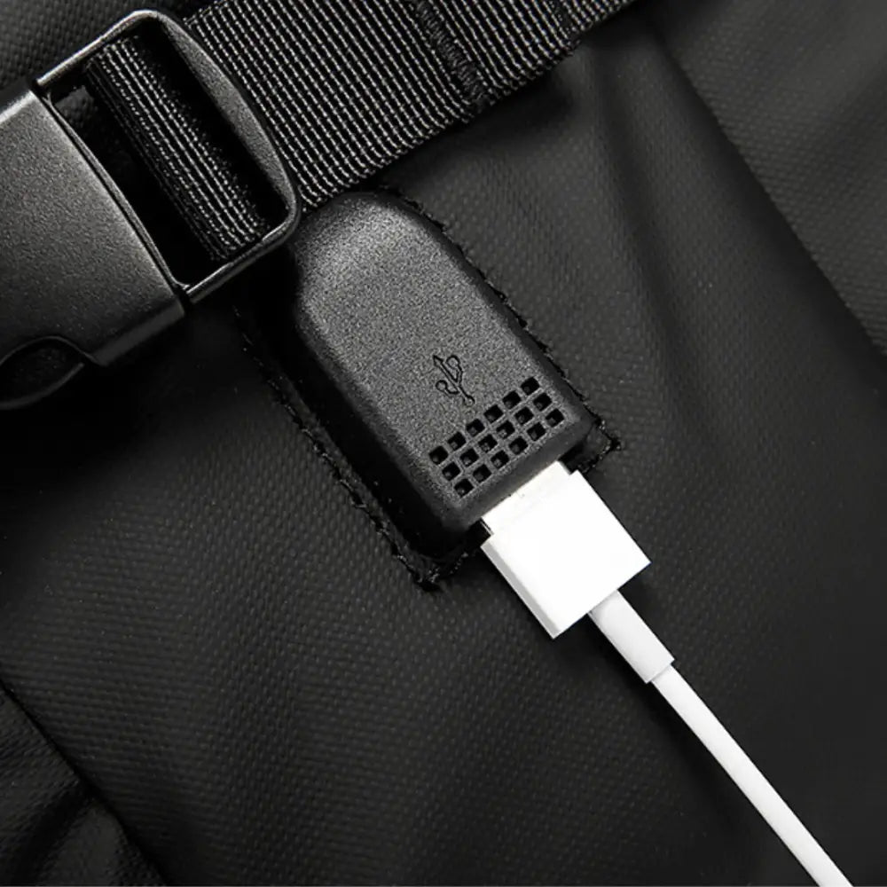Port USB noir avec câble blanc.