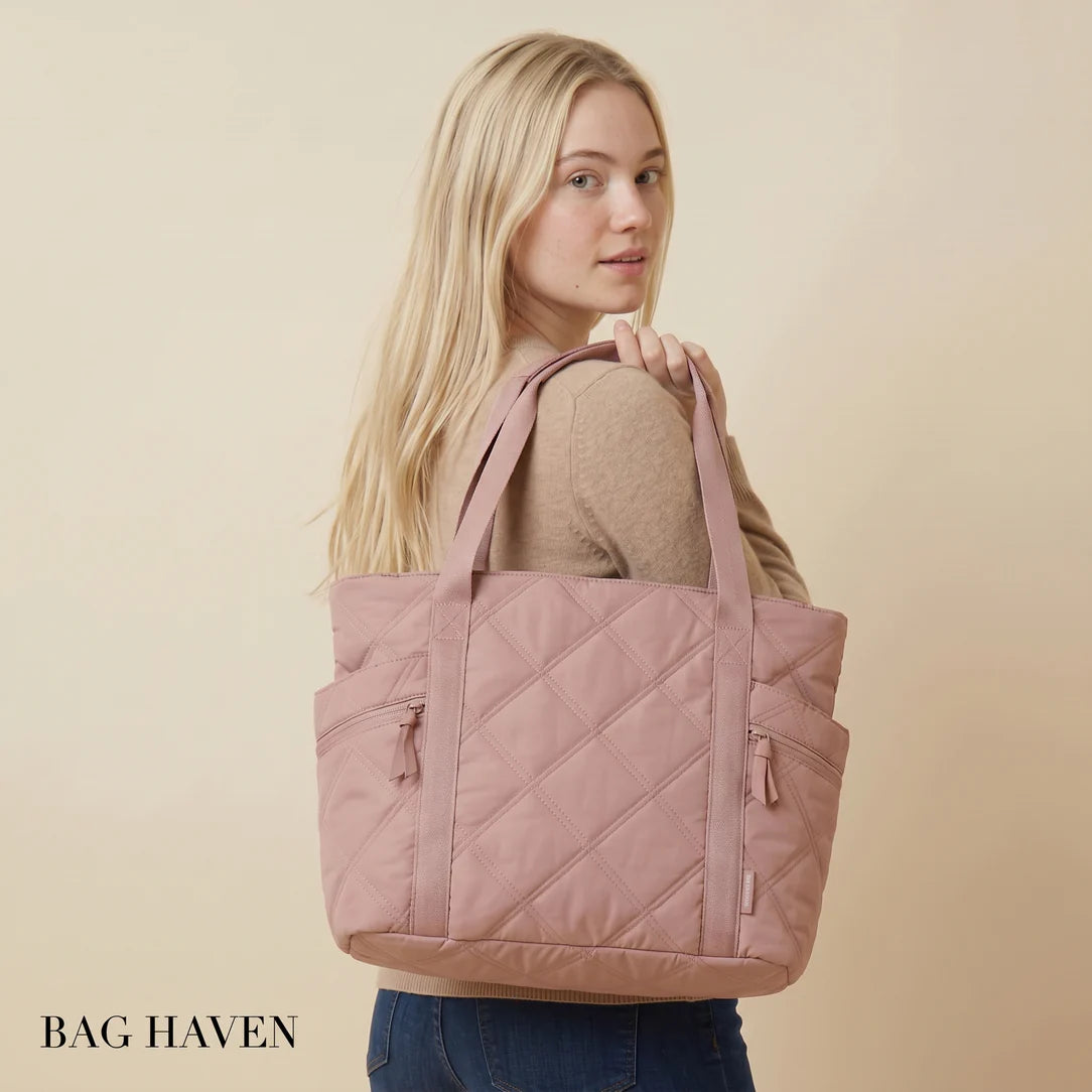 Grand sac à main cours lecta en tissu matelassé rose avec motif losange et deux poches avant à zips pompons sac à main
