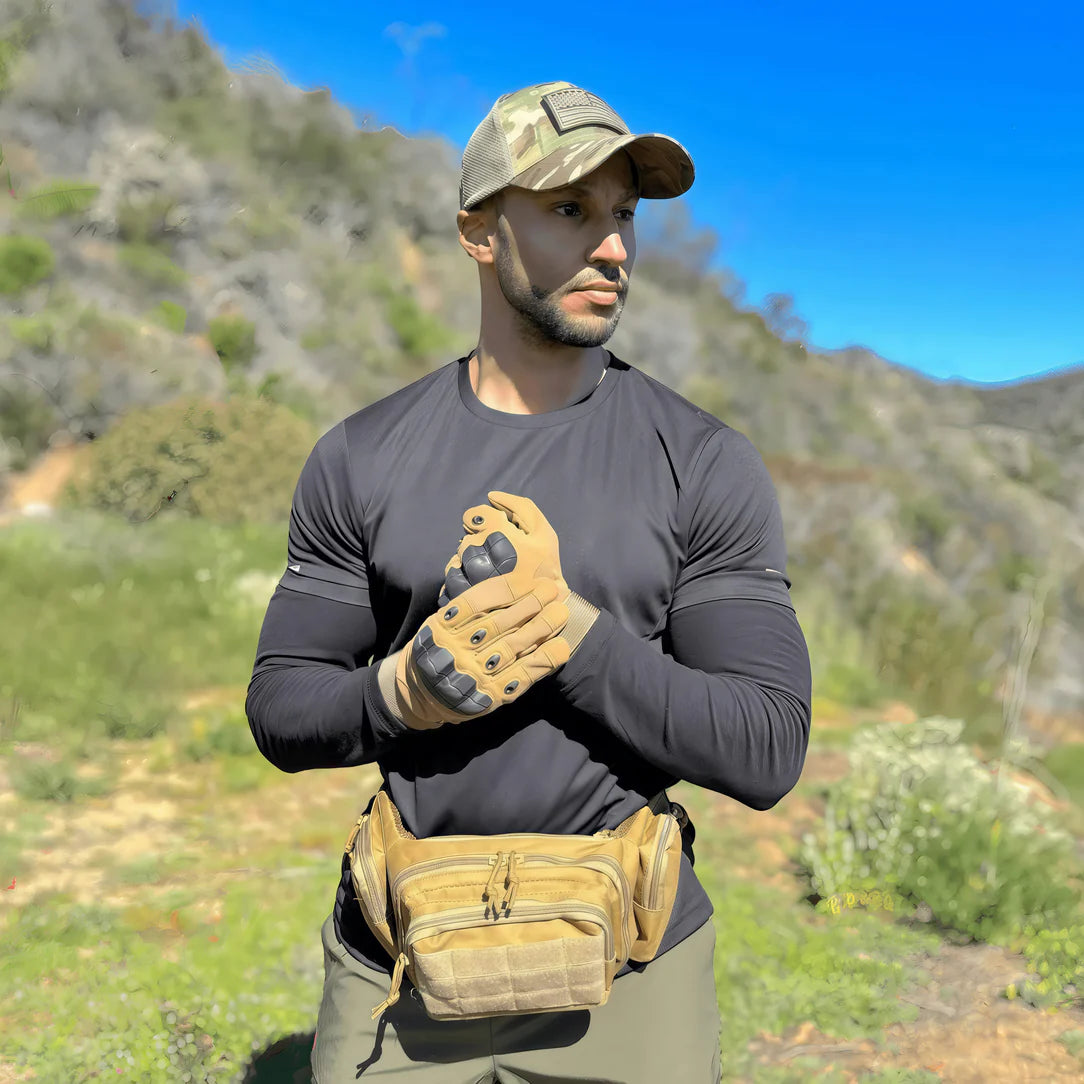 Homme en équipement tactique avec sac banane tactical pour mission exigeante