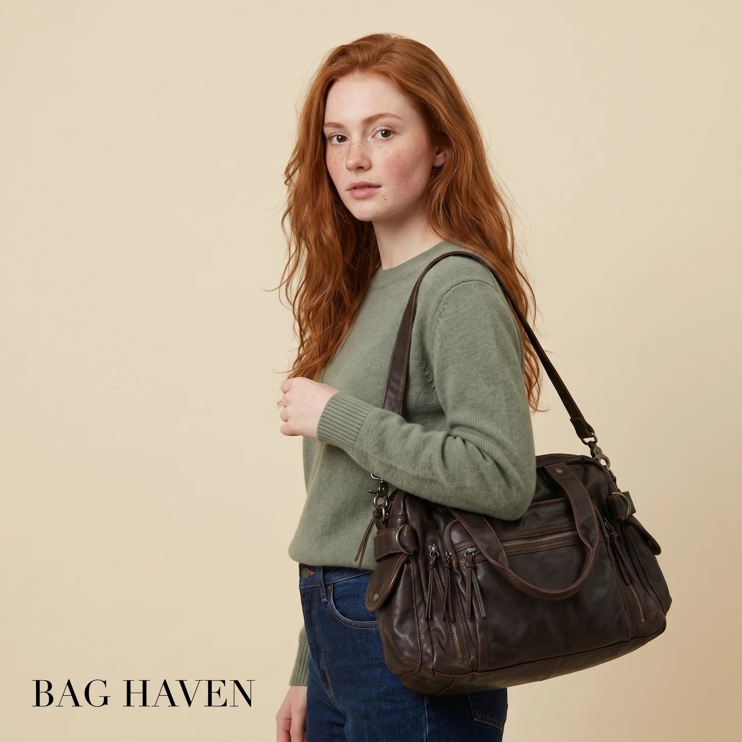 Grand sac de cours à bandoulière léna en cuir marron foncé avec multiples poches zippées et pompons