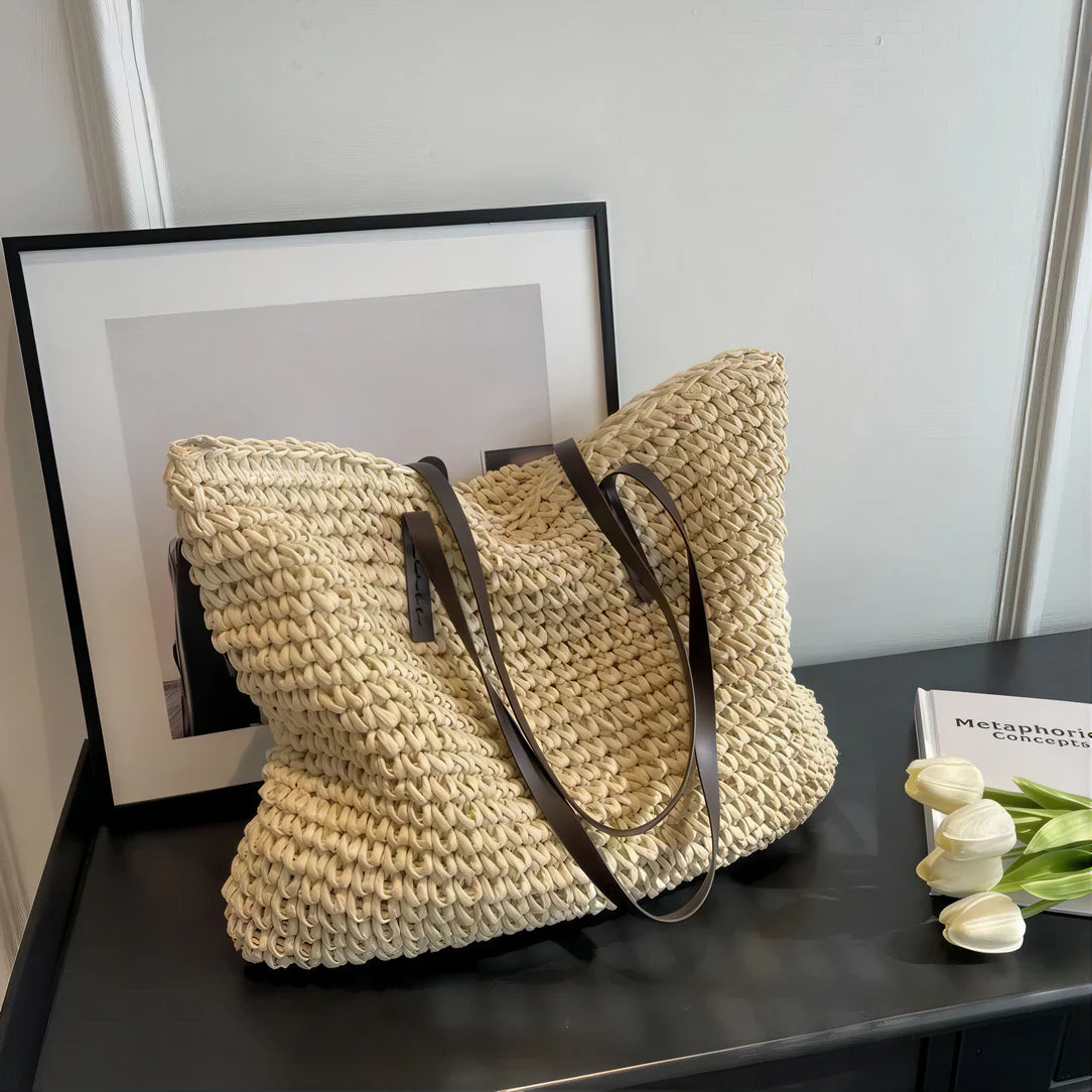 Sac de plage en paille Liora avec bandoulière marron et tissage à la main